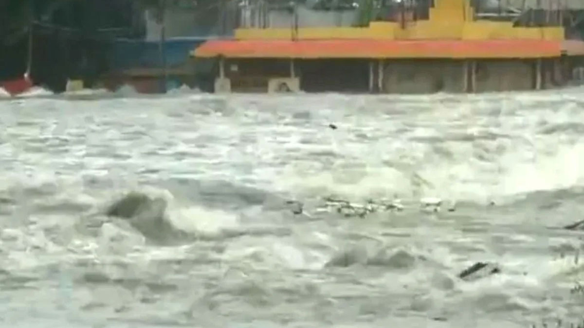 হায়দরাবাদে বৃষ্টির দাপটে শহর অচল, মুসি নদীর জলে ভেসে যাচ্ছে ঘরবাড়ি ও সেতু