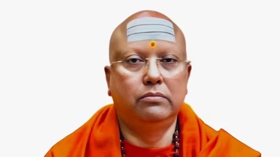 একাধিক ভুয়ো অ্যাকাউন্ট,  লুক আউট নোটিসের পরেও ৫৫ লক্ষ টাকা তুলেছেন দিল্লির ‘বাবা’