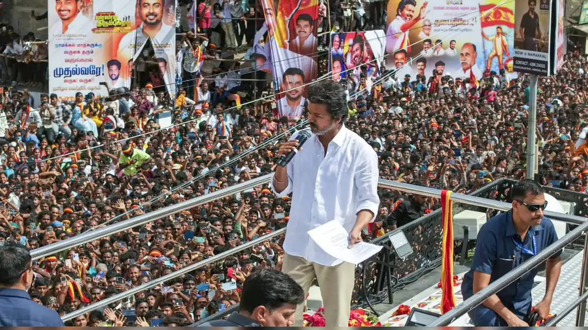 পদপিষ্টের ঘটনায় টিভিকে-নেতার বাসভবন বোমায় ওড়ানোর হুমকি! নিরাপত্তা বাড়ল তামিল অভিনেতার