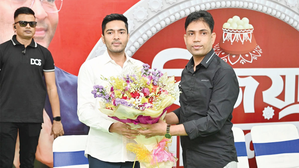 বিজয়া সম্মিলনীতে জনতার সমস্যা শুনলেন অভিষেক