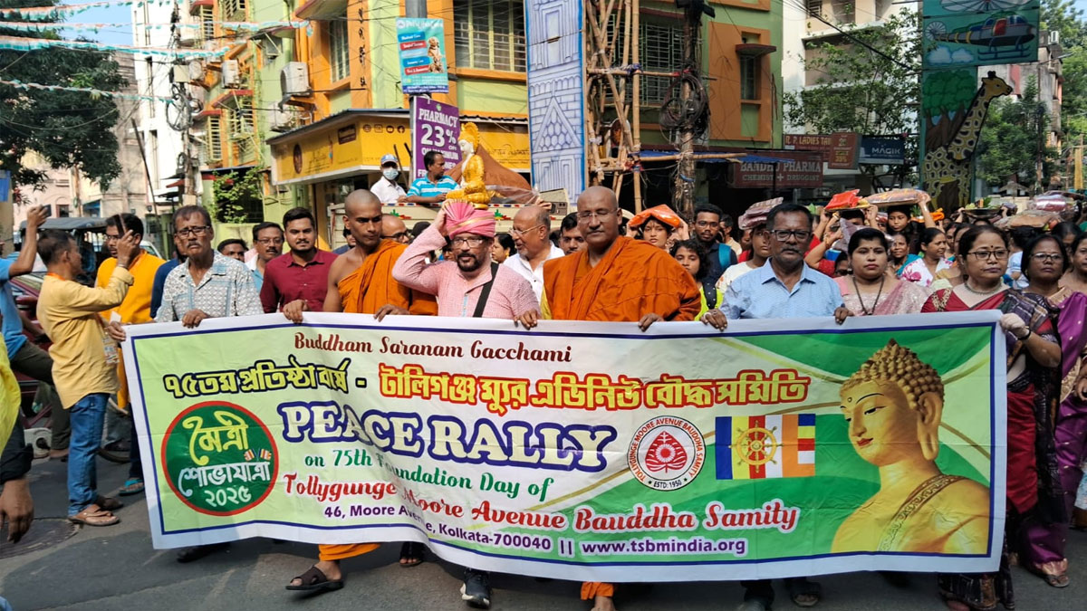 টালিগঞ্জে বুদ্ধ সমিতির কঠিন চীবর দানোৎসবে ভক্তদের ঢল