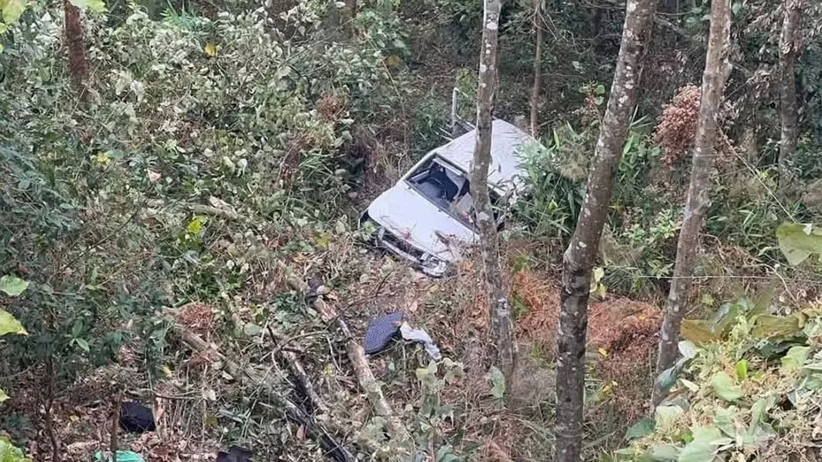 কালিম্পঙে গভীর খাদে পড়ে গেল যাত্রীবোঝাই গাড়ি, মৃত ৪