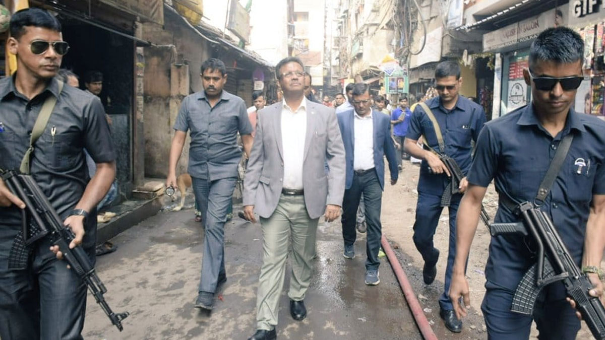 পুজোর পরও ঝুলছে ব্যানার-হোর্ডিং, হুঁশিয়ারি মেয়রের