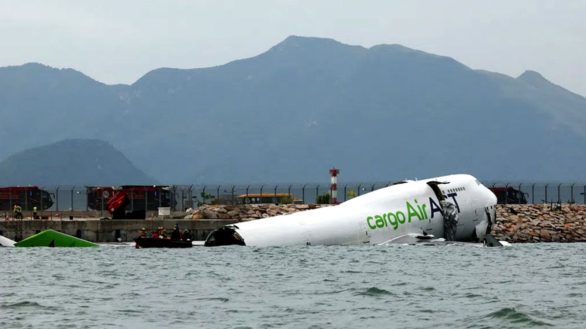 রানওয়ে থেকে পিছলে সমুদ্রে গিয়ে পড়ল বিমান, হংকংয়ে বড় দুর্ঘটনা
