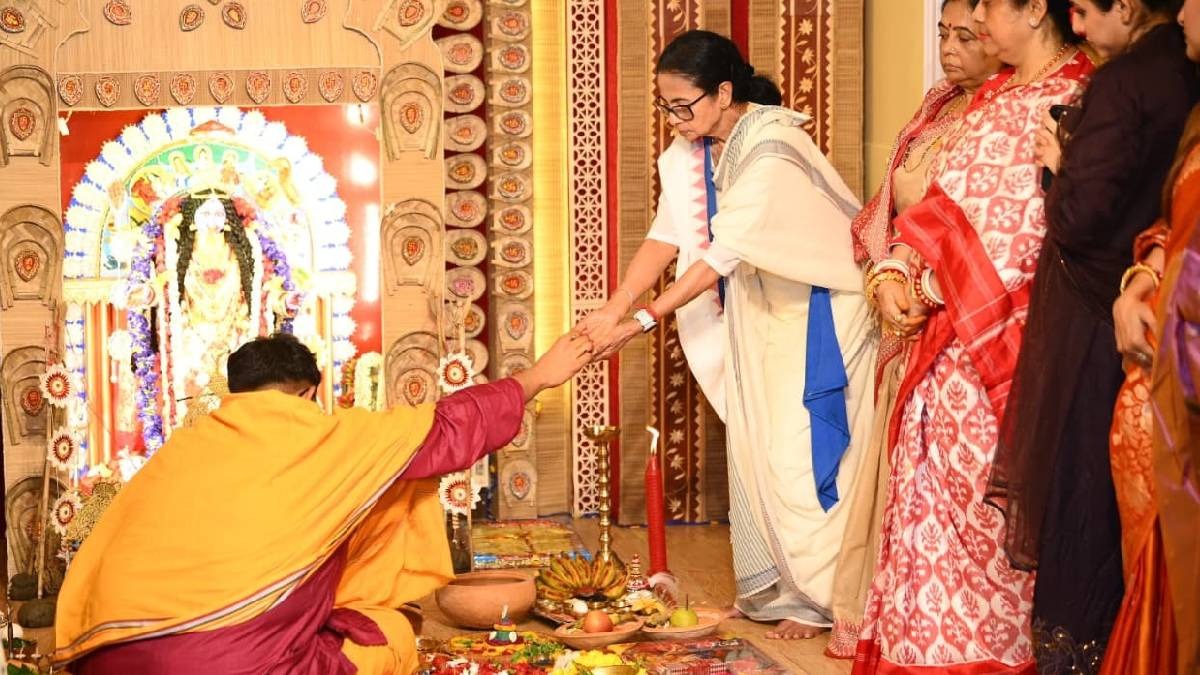 ৪৮ বছরে পড়ল মমতার বাড়ির কালীপুজো