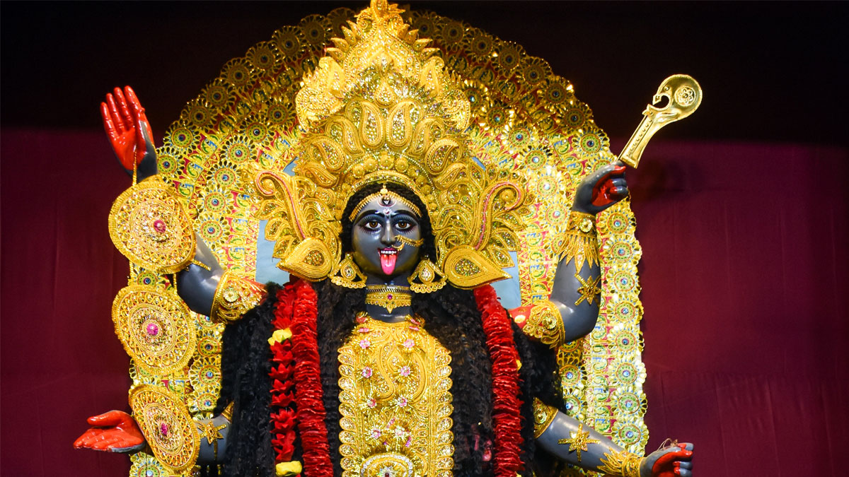 কালীপুজোর বিসর্জনে শব্দবাজি, প্রতিবাদ করায় হামলা ও শ্লীলতাহানির অভিযোগ টালিগঞ্জে