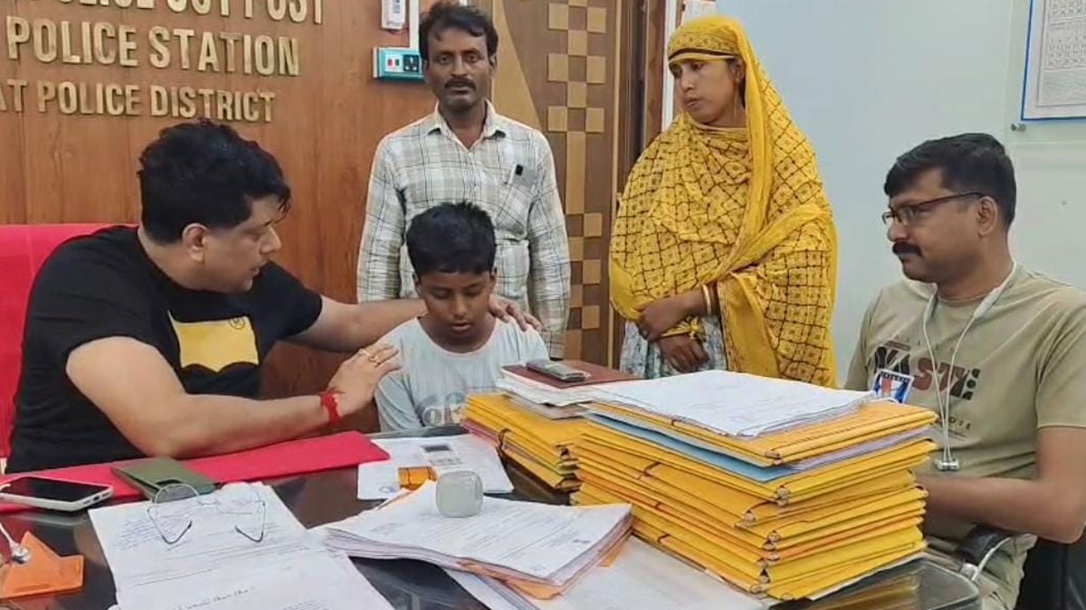 হারিয়ে যাওয়া বাচ্চাকে মায়ের কোলে ফিরিয়ে দিল পুলিশ