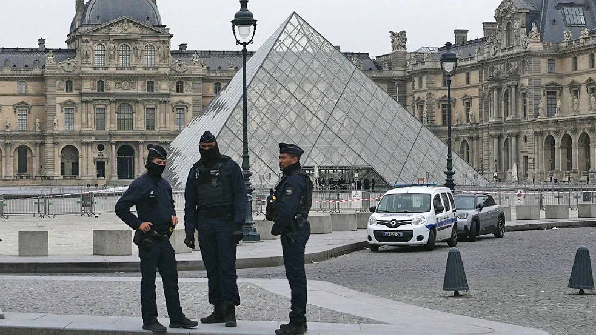 ফ্রান্সের ল্যুভর জাদুঘর থেকে  মাত্র ৭ মিনিটে লুট মূল্যবান গয়নাগাটি, ধন্দে গোয়েন্দারা