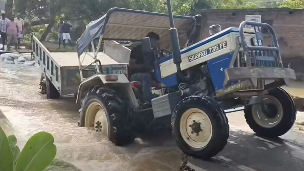 ভূতনির চরকে নদীর গ্রাস থেকে রক্ষা করতে আন্দোলনের পথে ছাত্ররা