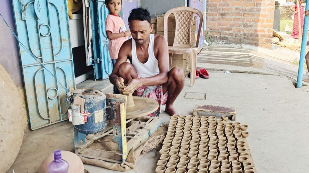 চায়না লাইটের দাপটে মৃৎশিল্পীদের হাসি উধাও