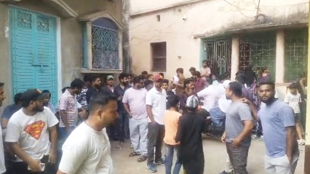 ৪৫০ কোটি টাকার প্রতারণা, তৃণমূল নেতার বাড়ি ঘেরাও