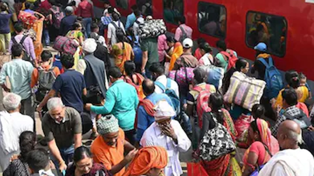 চলন্ত ট্রেন থেকে পড়ে মৃত ২