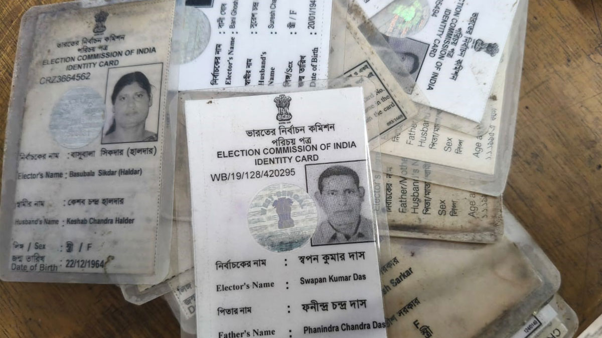 ভবঘুরের কাছ থেকে উদ্ধার প্রায় ২৫০ ভোটার কার্ড