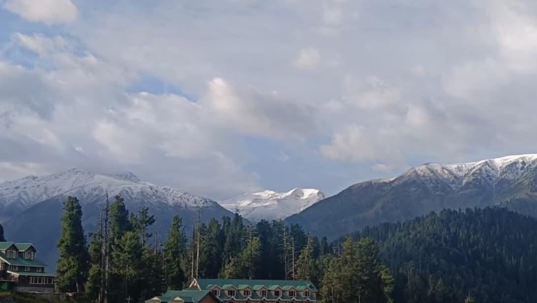 ভূস্বর্গে মরশুমের প্রথম তুষারপাত, আশায় বুক বাঁধছেন পর্যটন ব্যবসায়ীরা