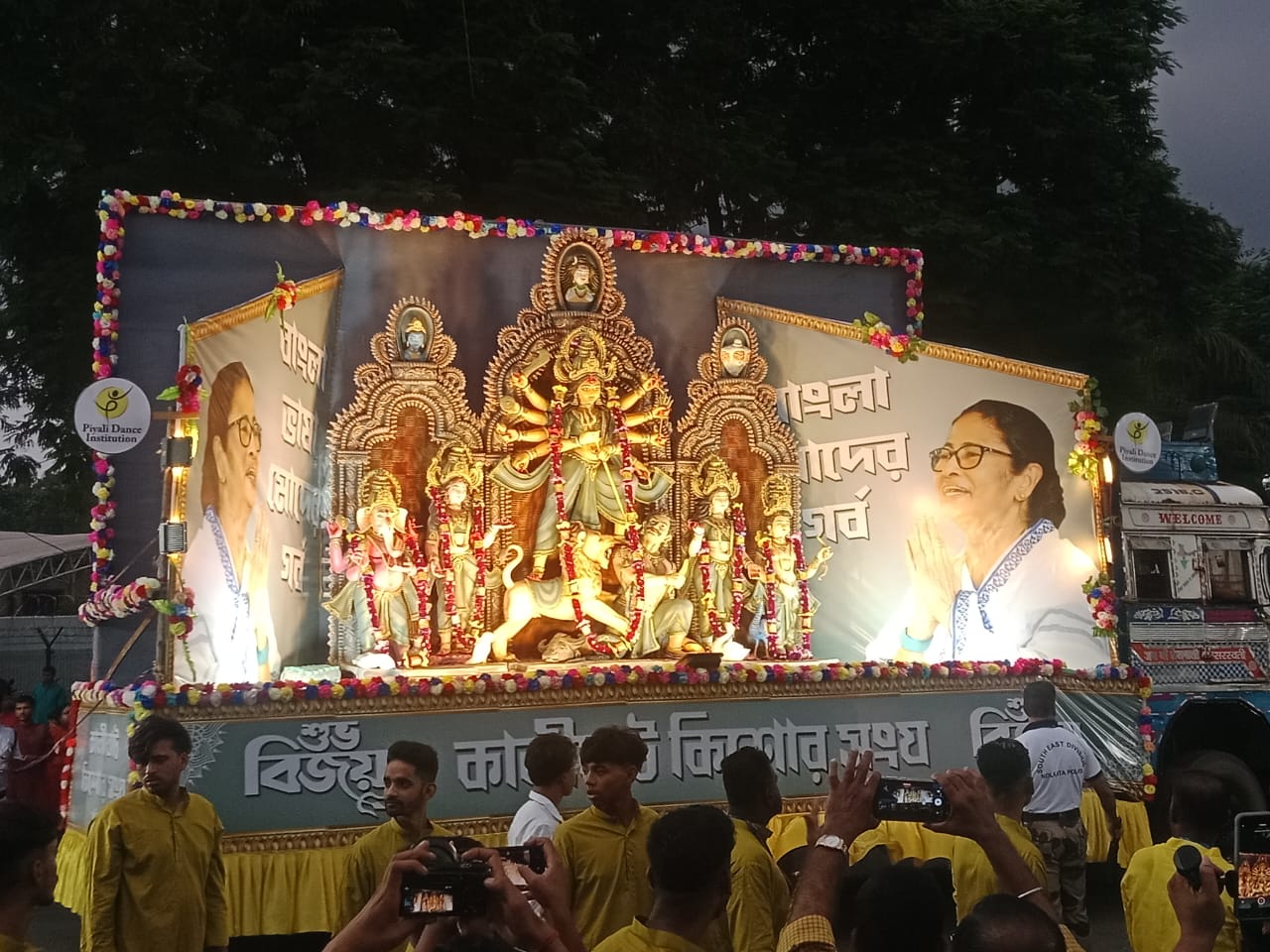 বর্ণাঢ্য কার্নিভালে সেজে উঠল রেড রোড, বৃষ্টি মাথায় নিয়ে চলল নাচ, গান এবং পুজোর ট্যাবলো