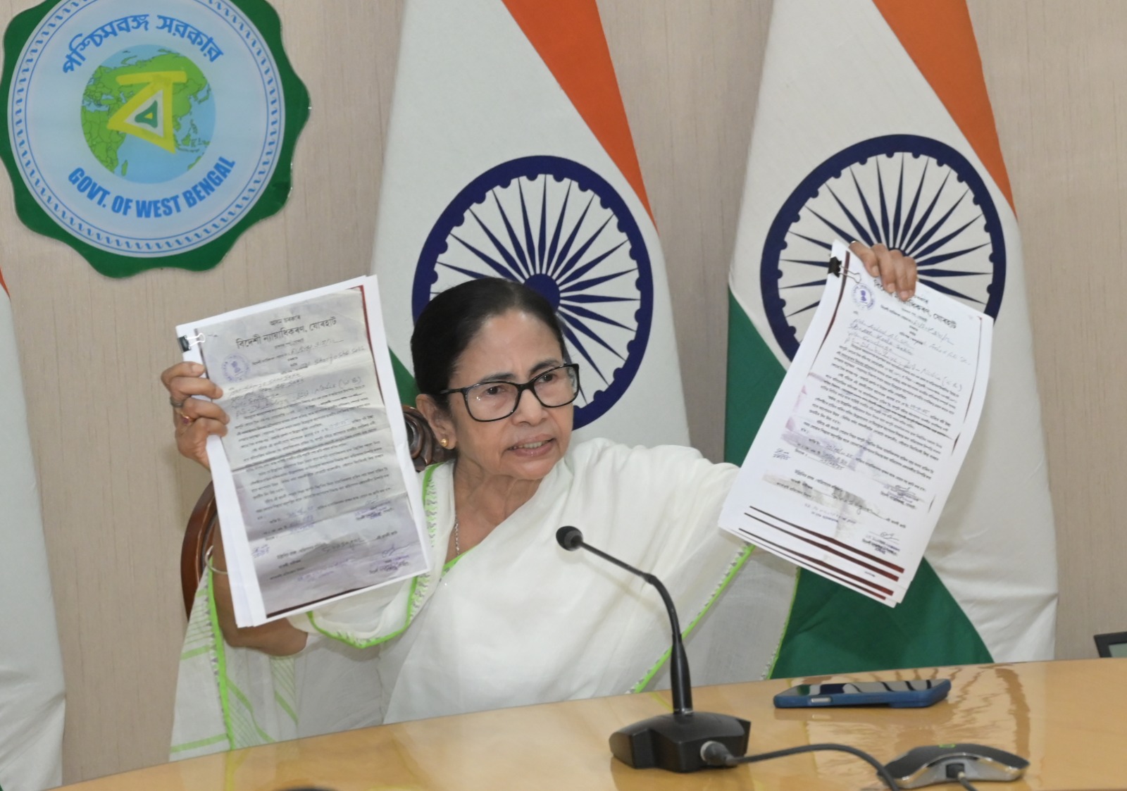 ‘আগুন নিয়ে খেলবেন না’ এসআইআর নিয়ে কমিশনকে হুঁশিয়ারি মমতার