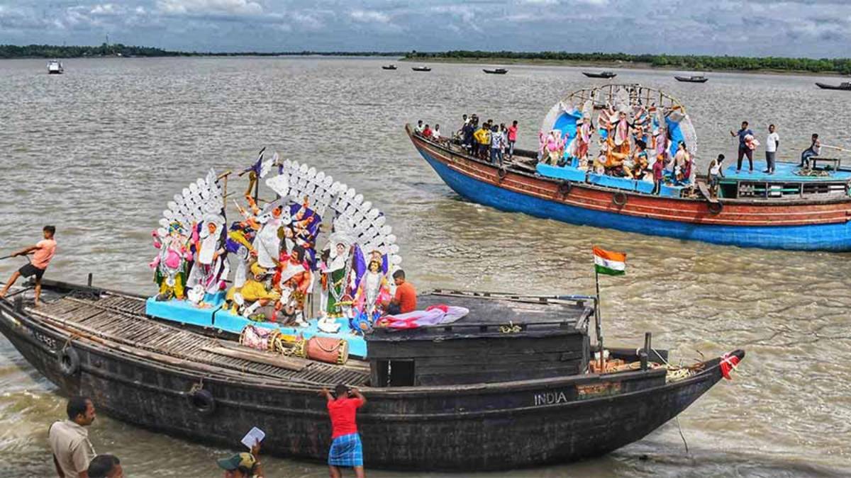 ইছামতীতে প্রতিমা বিসর্জন ঘিরে দুই বাংলার মিলন, এপারে নিরাপত্তা-নজরদারিতে বিএসএফ ও পুলিশ