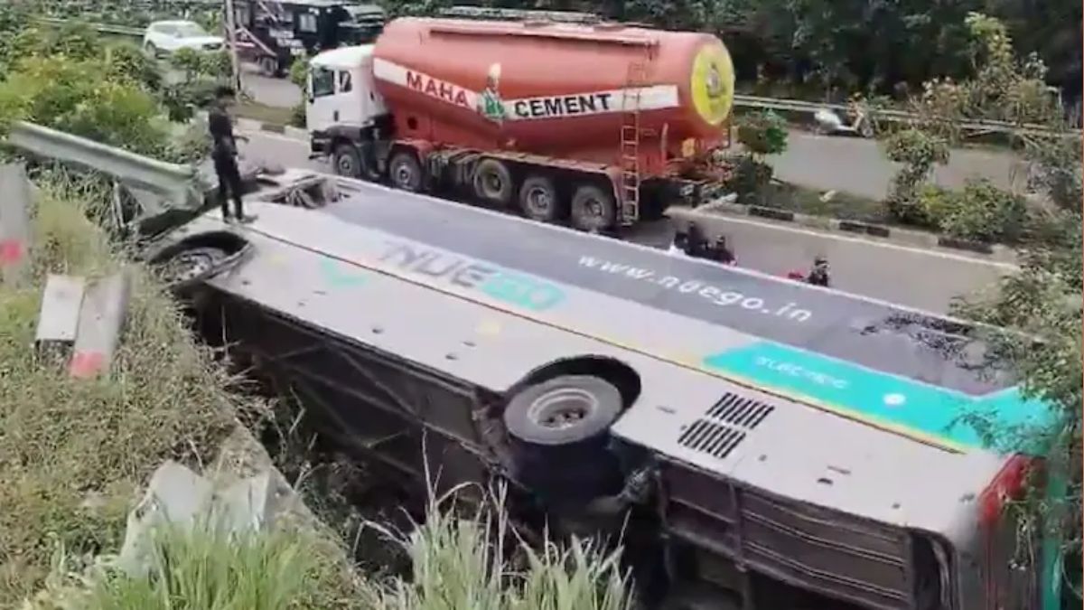 অন্ধ্রপ্রদেশের পর তেলেঙ্গানায় উলটে গেল যাত্রীবাহী বাস, আহত ২০
