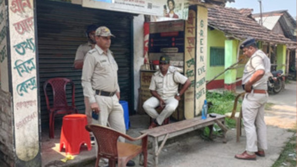 রাজাপুরে প্রতিমা বিসর্জন ঘিরে উত্তেজনা, ইটবৃষ্টিতে আহত কয়েক জন