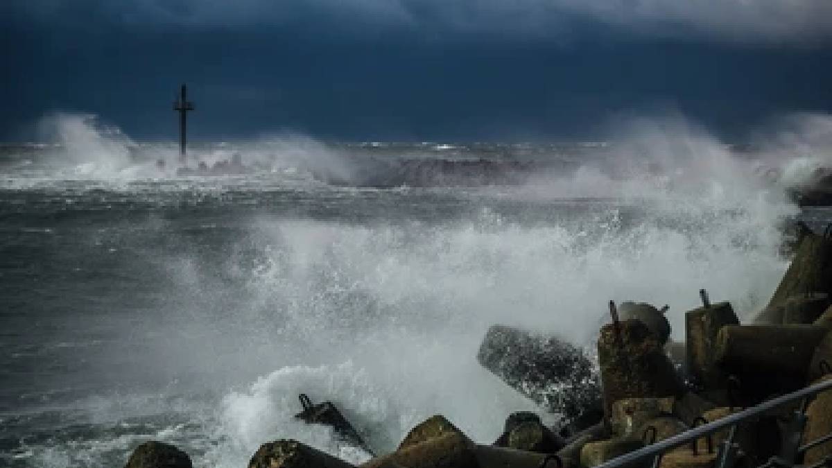 নিম্নচাপের প্রভাবে দুই বঙ্গে বৃষ্টি, কোন পথে নিম্নচাপ জানাল আলিপুর
