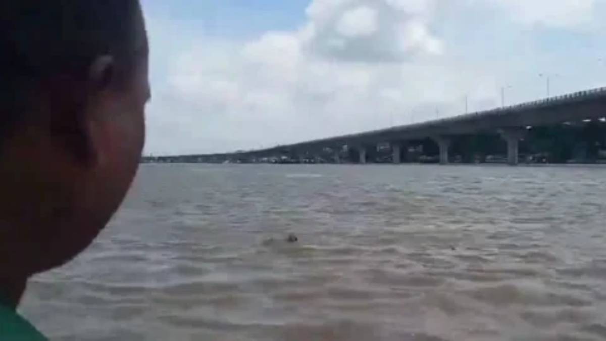 চন্দননগরে কর্মক্ষেত্রে হেনস্থার অভিযোগে যুবতীর গঙ্গায় ঝাঁপ, গয়নার দোকানের মালিক দম্পতি আটক