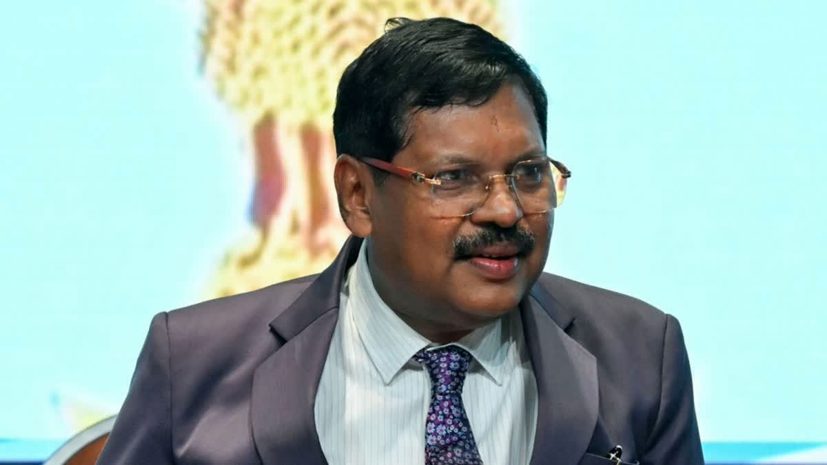 আইনজীবীর সনাতনী জুতো প্রধান বিচারপতিকে লাগেনি, লেগেছে ধর্মনিরপেক্ষ দেশবাসীর হৃদয়ে