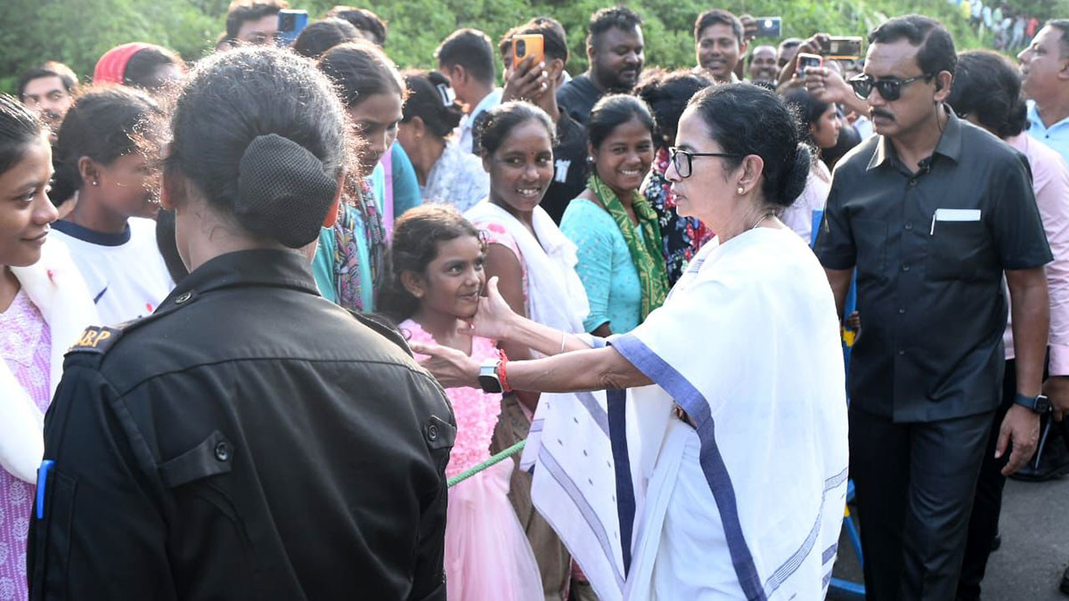 ‘ত্রাণশিবিরে চলে আসুন’, দুর্যোগস্থল পরিদর্শন করে বার্তা মুখ্যমন্ত্রীর