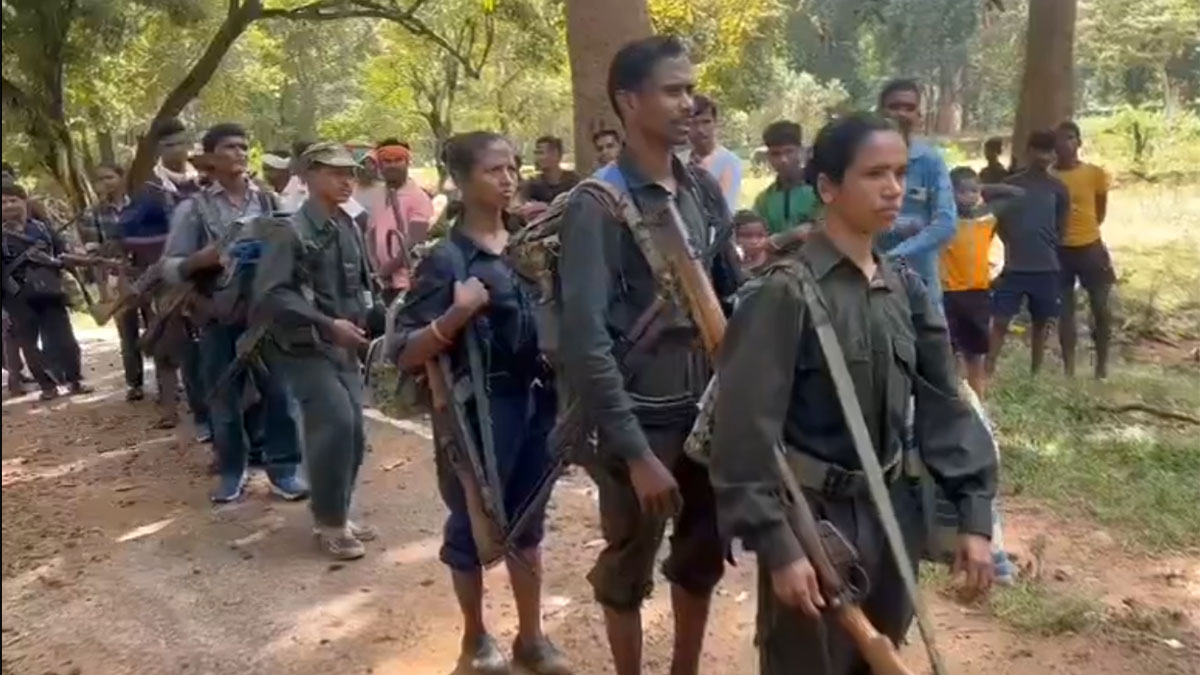 ছত্তিশগড়ে ১৮টি অস্ত্রসহ আত্মসমর্পণ করে মূলস্রোতে ফিরলেন ২১ মাওবাদী