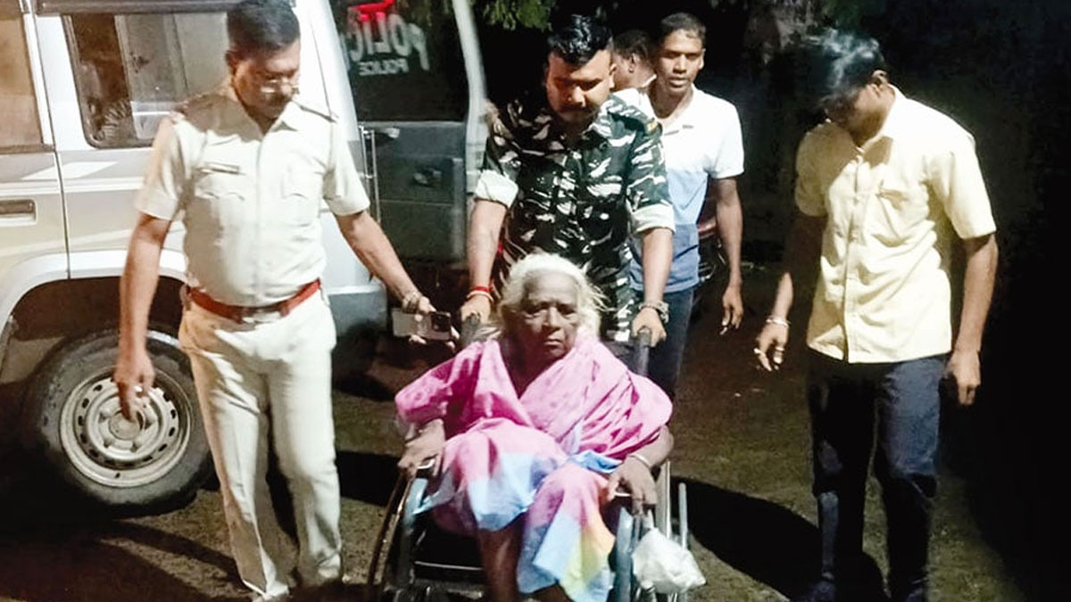 ভরা দামোদরে ভেসে গেলেন ৩৫ কিলোমিটার, অলৌকিকভাবে বাঁচলেন সত্তরোর্ধ্বা!