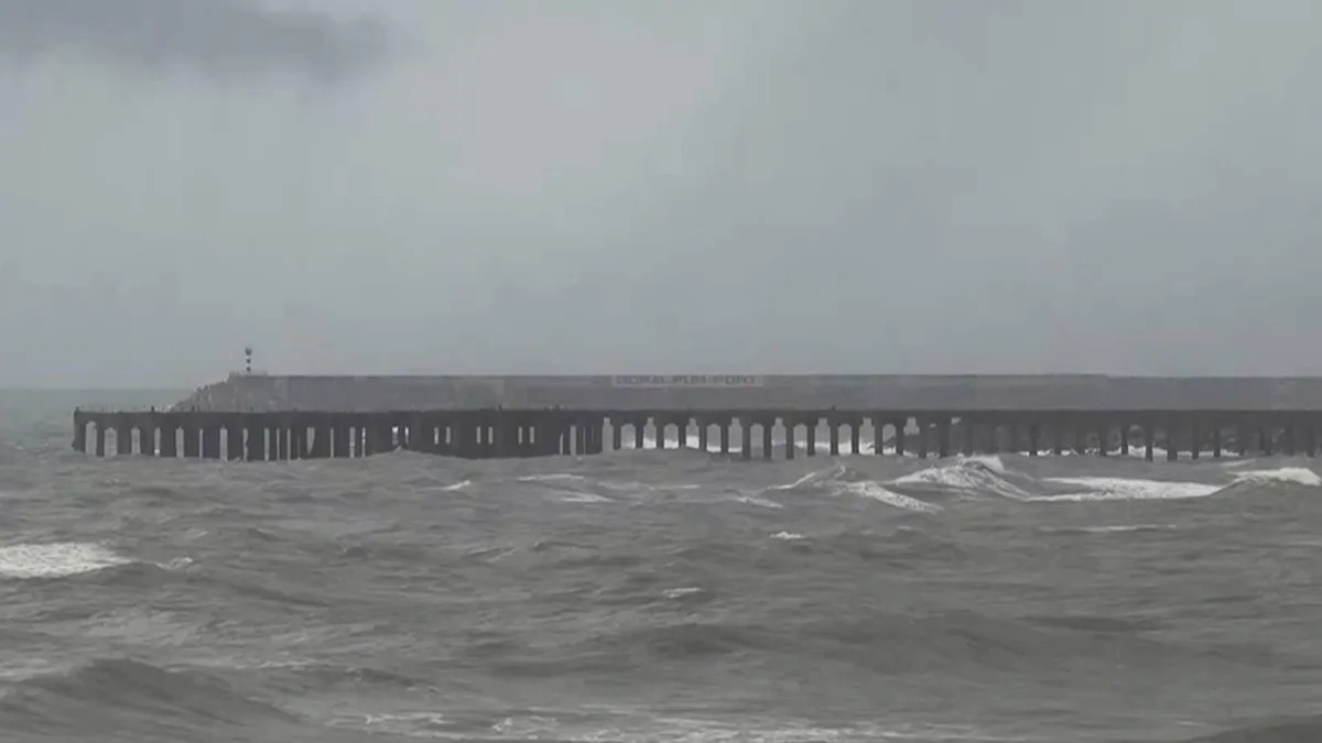 দুর্বল ঘূর্ণিঝড় মন্থা , তবু কলকাতায় মেঘগর্জন ও বৃষ্টি