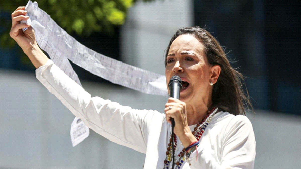 শান্তির  আলোকবর্তিকা হাতে গণতন্ত্রের অগ্নিপথে যাত্রা