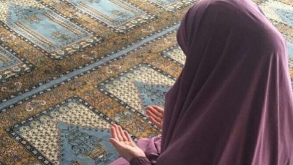 নামাজ পড়ার পর গোমূত্র দিইয়ে ‘শুদ্ধিকরণ’ বিজেপি কর্মীদের, ধর্মীয় বিক্ষোভে উত্তাল মহারাষ্ট্র