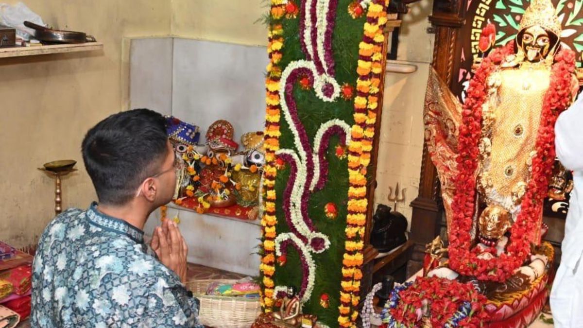 লেক কালীবাড়িতে পুজো, বড়মার কাছেও যাওয়ার কথা অভিষেকের