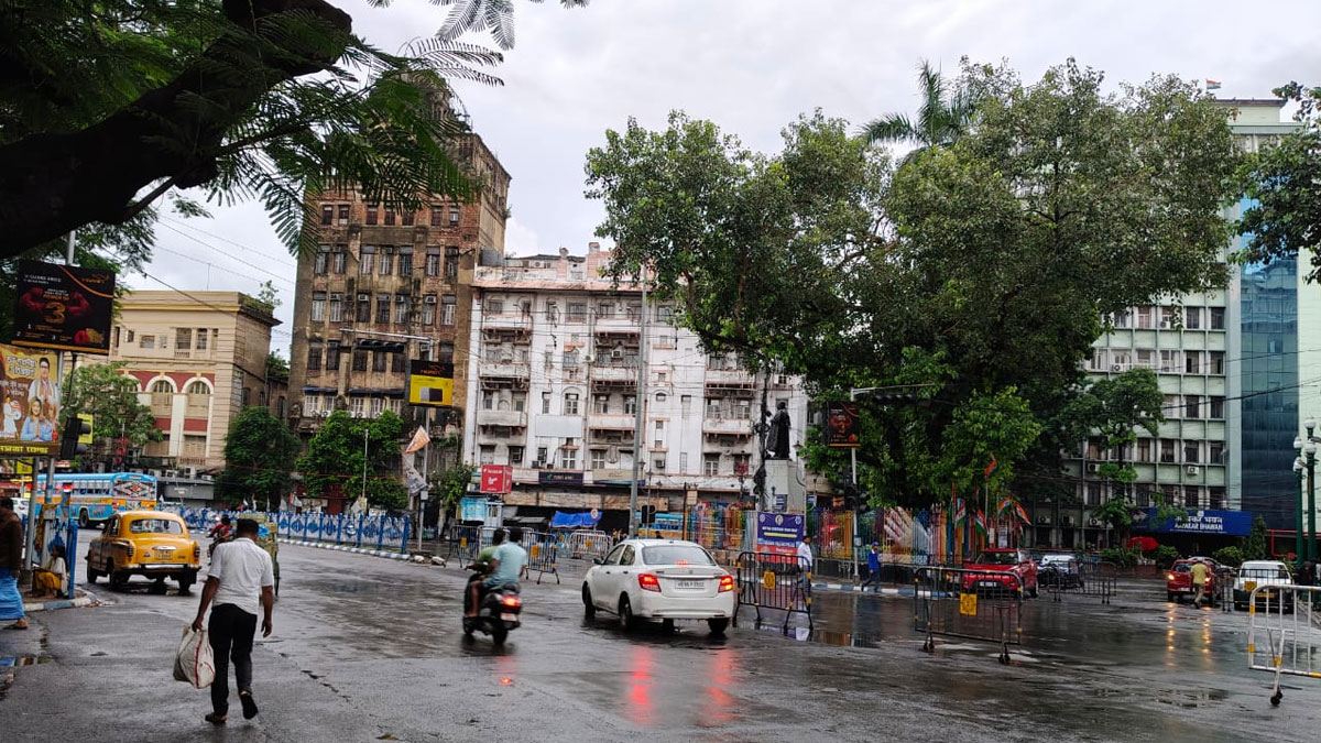 নবমীতেই বৃষ্টিতে ভিজল কলকাতা, দশমীতে ভারী বৃষ্টির পূর্বাভাস