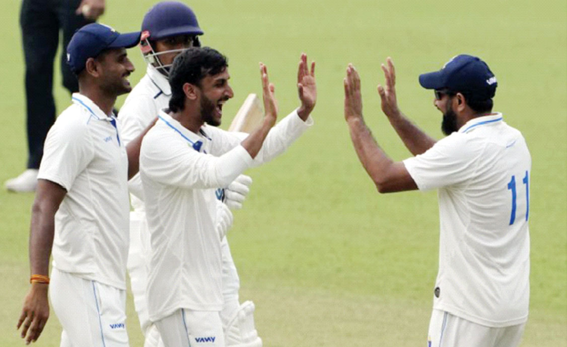 শাহবাজের আগুনে বোলিংয়ে গুজরাত শিবিরে ধস