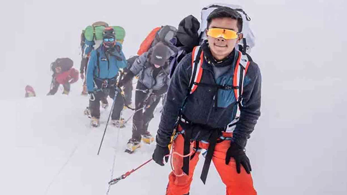 তীব্র তুষারঝড়ে এভারেস্টে আটকে ১০০০-র বেশি অভিযাত্রী