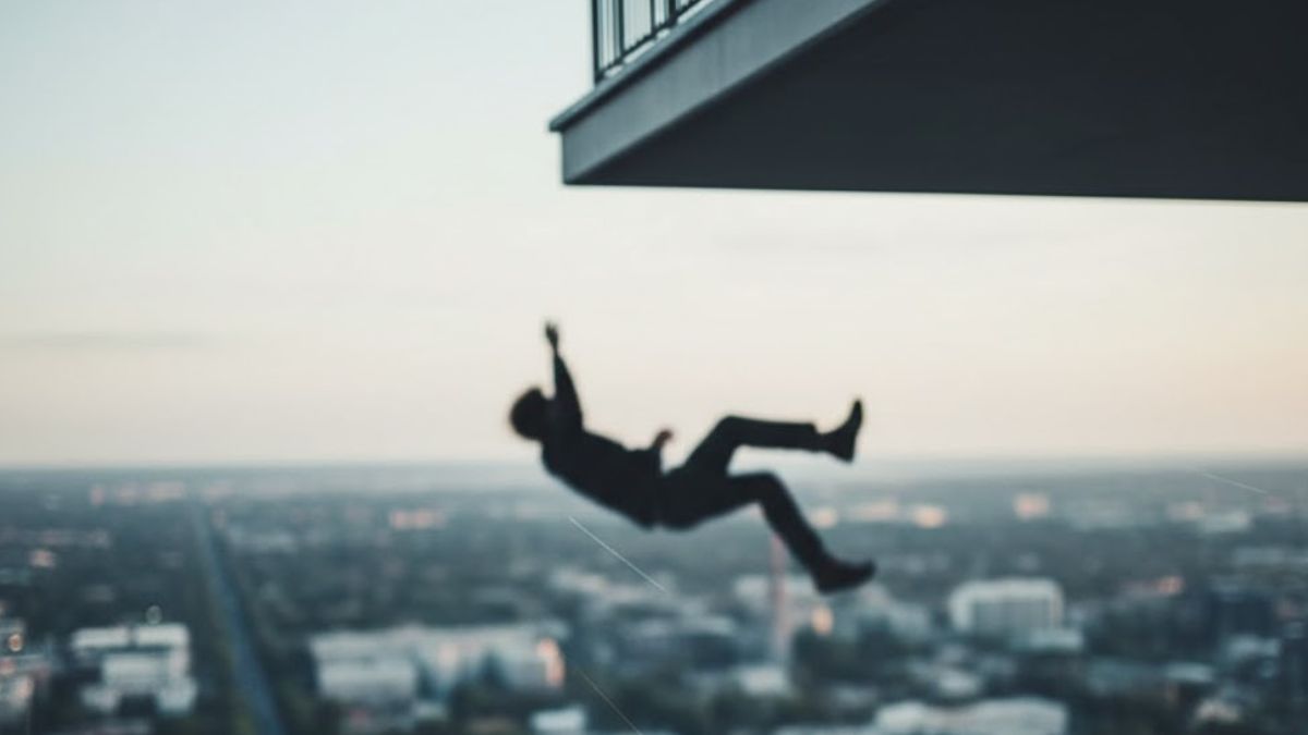 দাদার সঙ্গে অভিমান, টাওয়ার থেকে ঝাঁপ দিয়ে আত্মঘাতী কিশোর