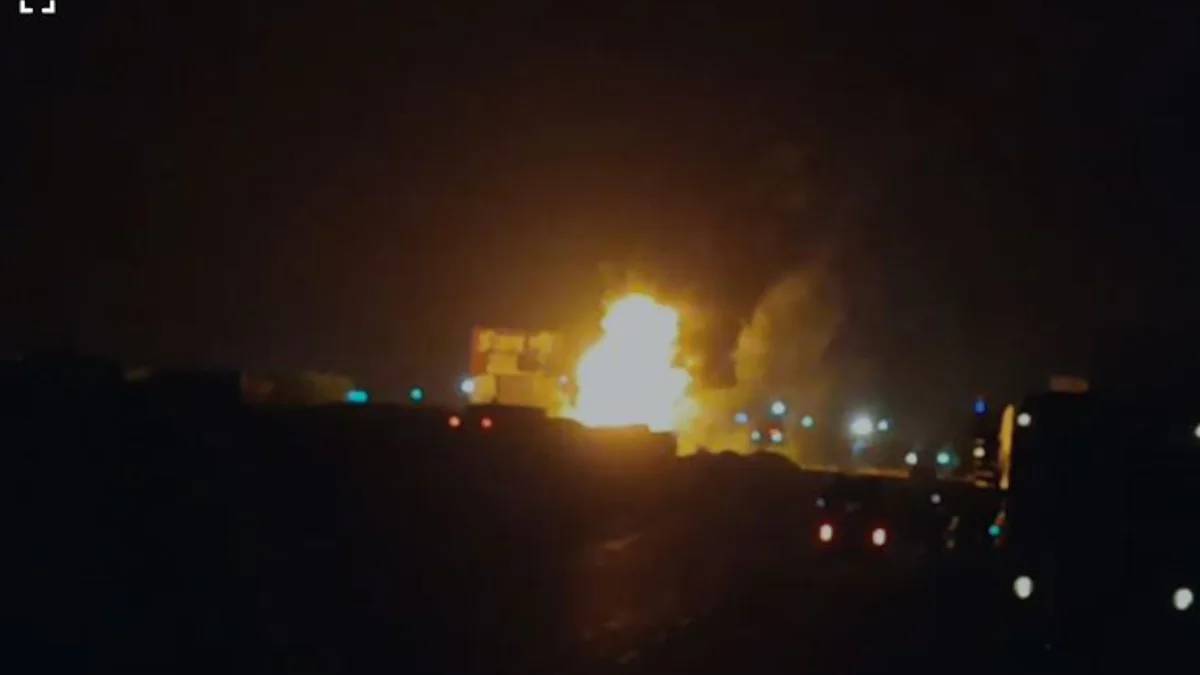 সিলিন্ডার বোঝাই ট্রাক এবং তেলের ট্যাঙ্কারে ধাক্কা, ভয়াবহ বিস্ফোরণে পুড়ল ৭টি গাড়ি