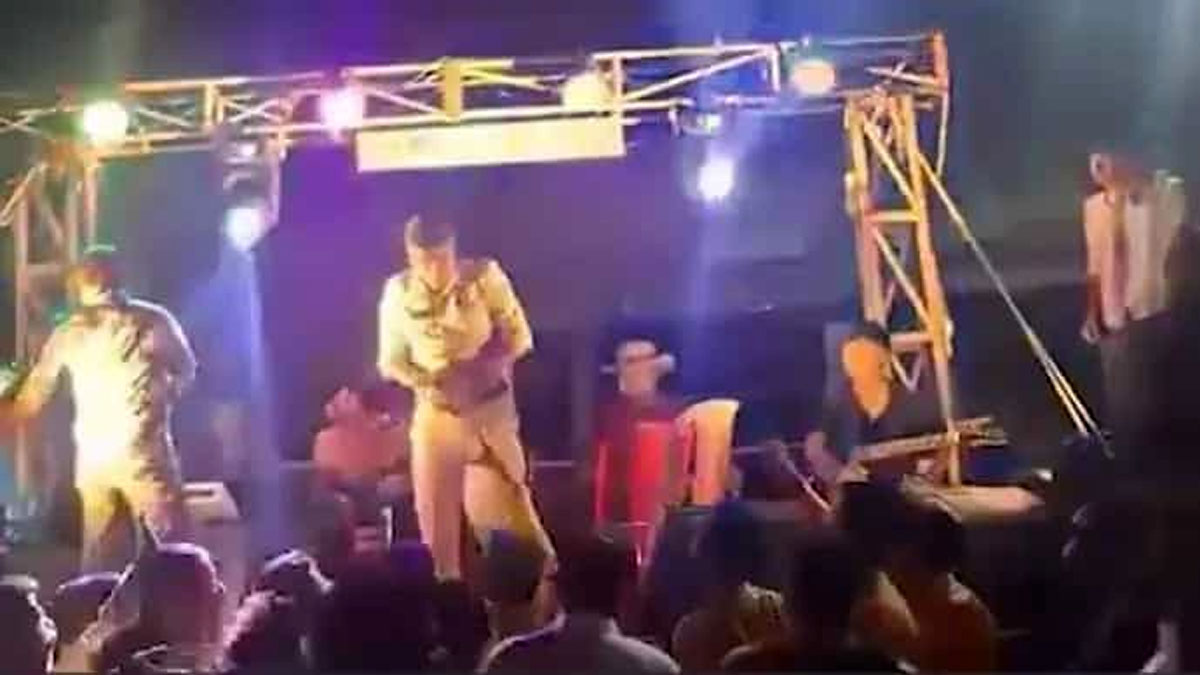 ত্রিপুরায় কালীপুজোর বিসর্জনে ওসিকে মারধরের অভিযোগ, চরম বিশৃঙ্খলা