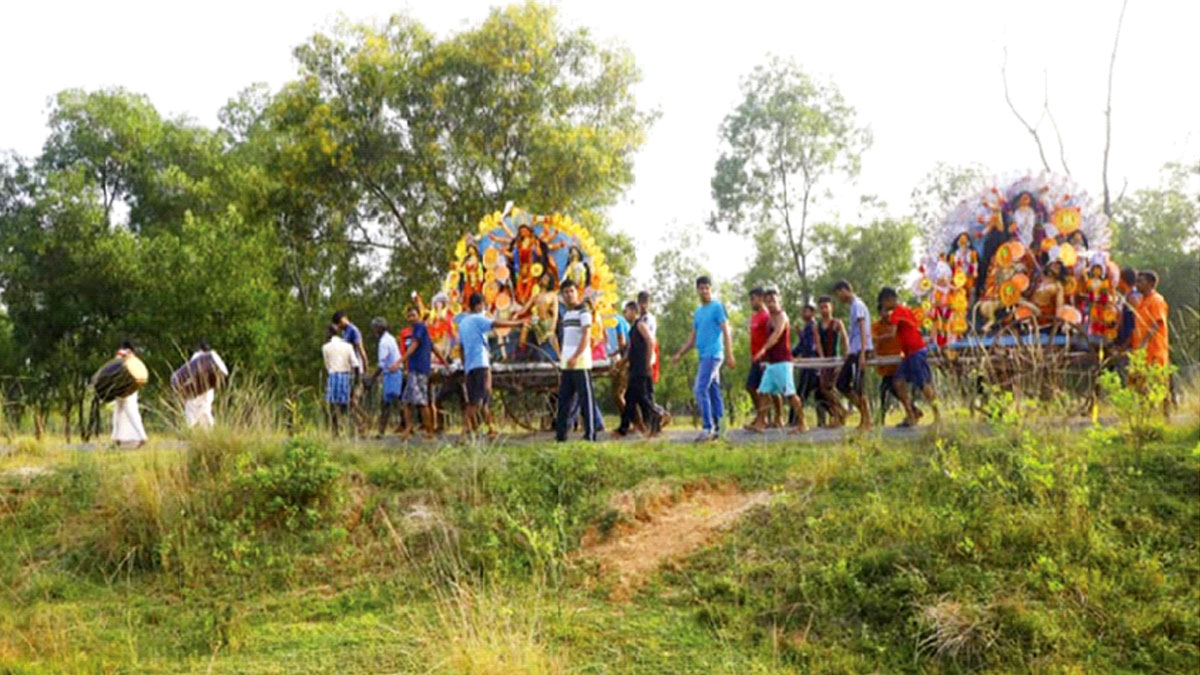 শিকড়ের সন্ধানে গ্রামের বাড়ির দিকে