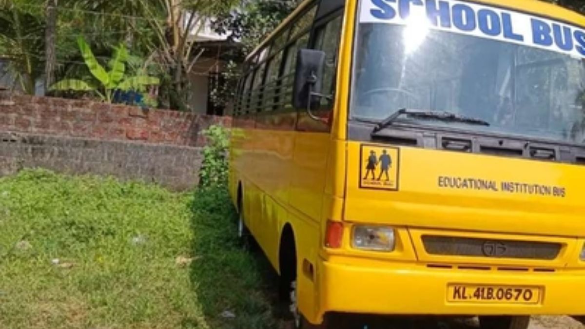 ফি না দিতে পারায় শিশুকে রাস্তায় নামিয়ে দিল স্কুলবাস