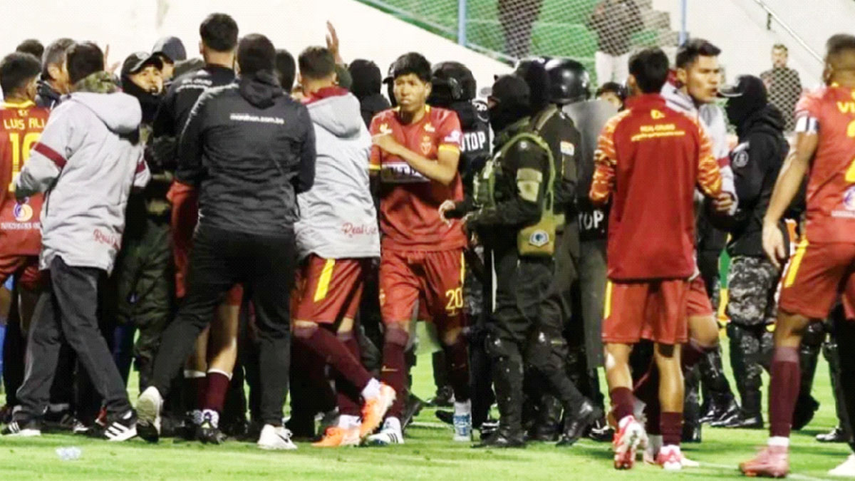 এক ম্যাচে ১৭টি লাল কার্ড ঝামেলা থামাতে টিয়ার গ্যাস