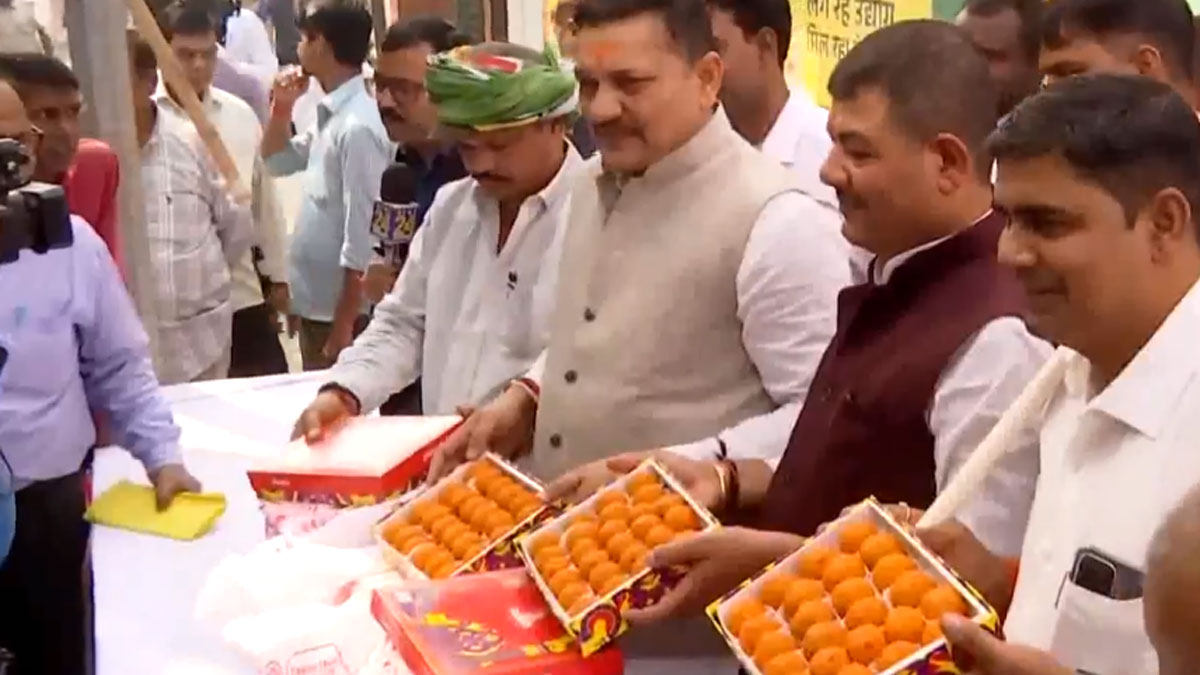 বিহার নির্বাচন: জেডিইউয়ের সদর দপ্তরের সামনে লাড্ডু বিলি