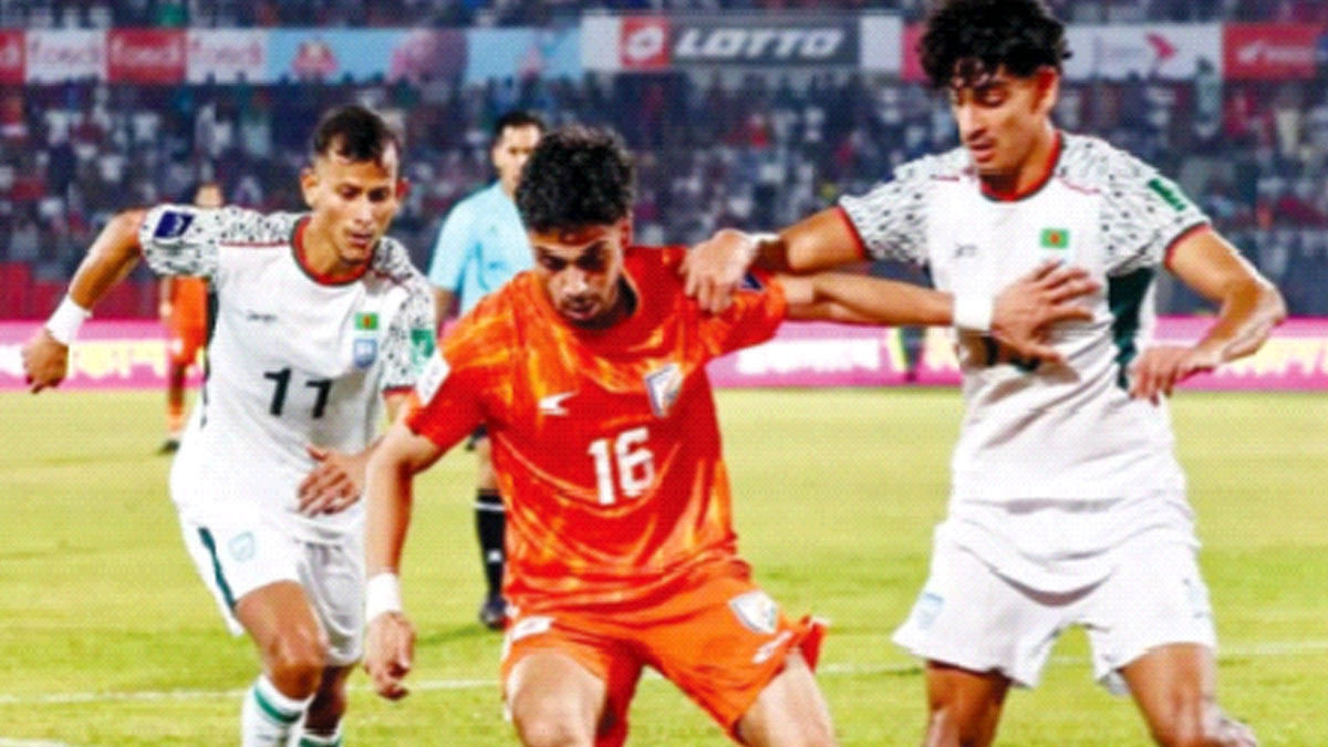 ফুটবল মরিয়া প্রমাণ করিল, সে মরে নাই