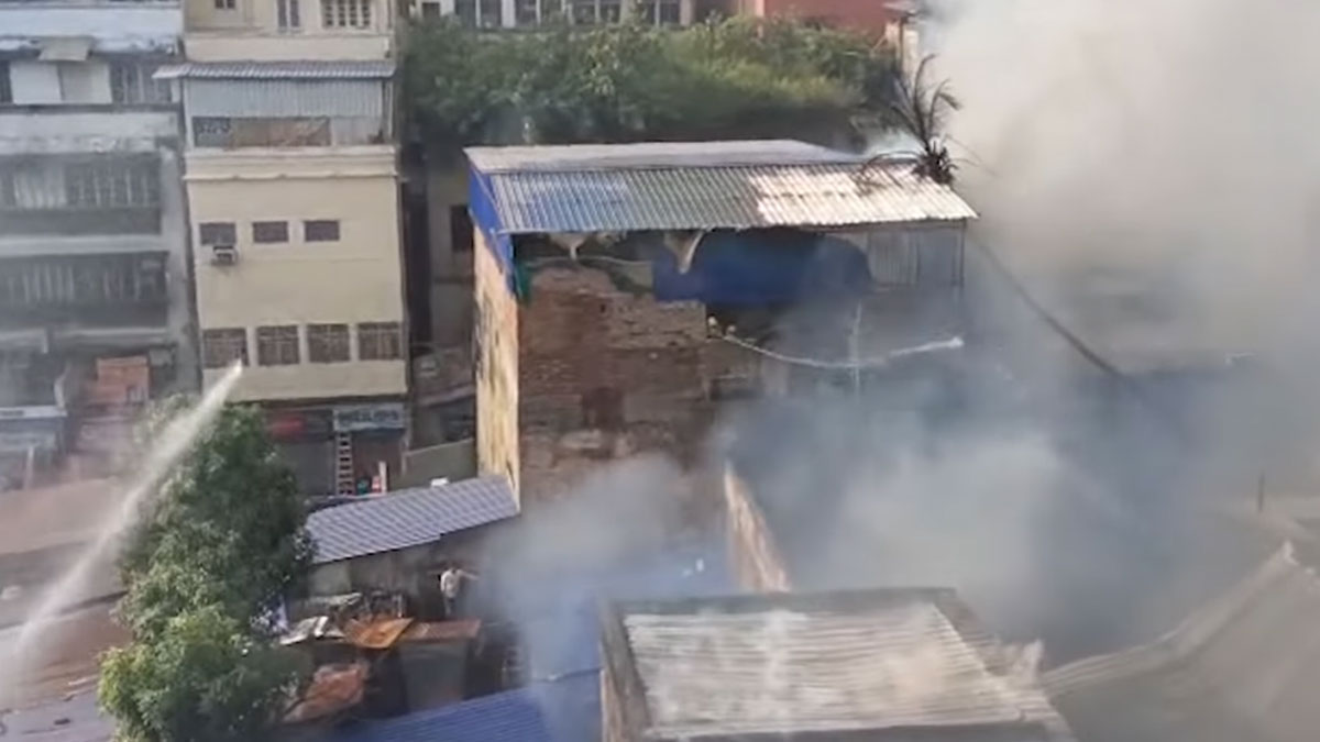 লালবাজারের কাছে গুদামে আগুন, বিপুল ক্ষয়ক্ষতির আশঙ্কা