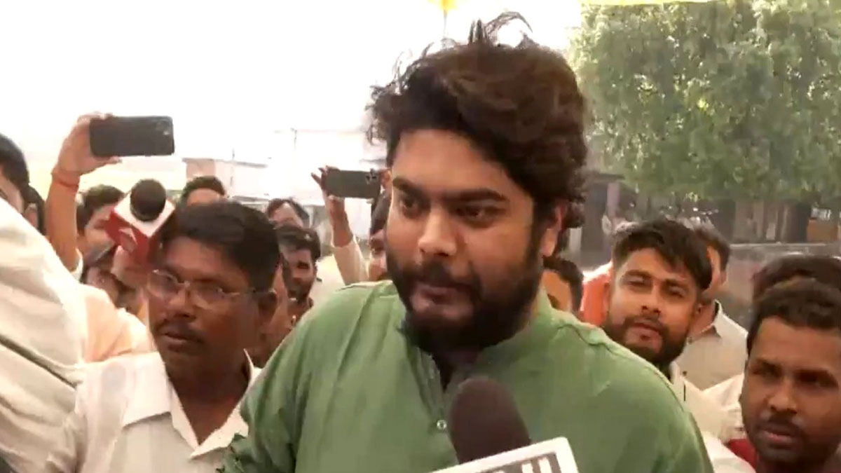 সিওয়ানের প্রতাপপুরে ভোট দিলেন আরজেডি প্রার্থী ওসামা