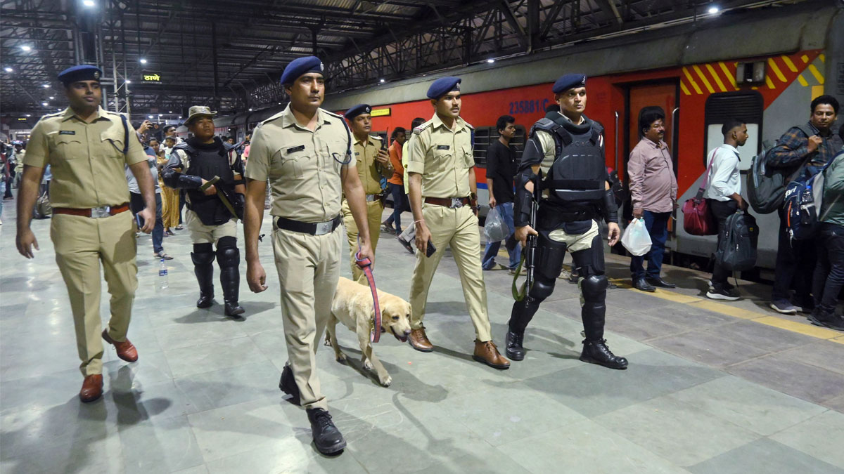 দিল্লির বিস্ফোরণস্থলে ফরেন্সিক টিম, মেট্রো-রেল স্টেশনে পুলিশি টহল