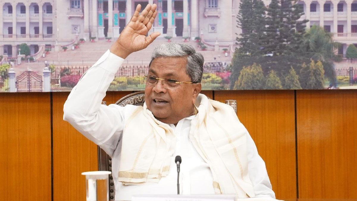 বিমানবন্দরে প্রকাশ্যে নামাজ পড়ায় সিদ্দারামাইয়ার উপর ক্ষুব্ধ বিজেপি