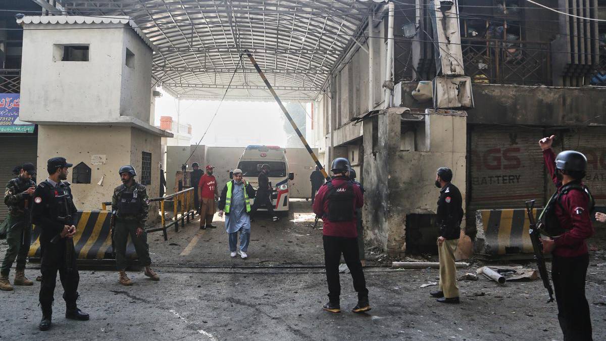 পাকিস্তানের পেশোয়ারে আধা সামরিক বাহিনীর সদর দপ্তরে আত্মঘাতী বোমা হামলা, নিহত কমপক্ষে ৩