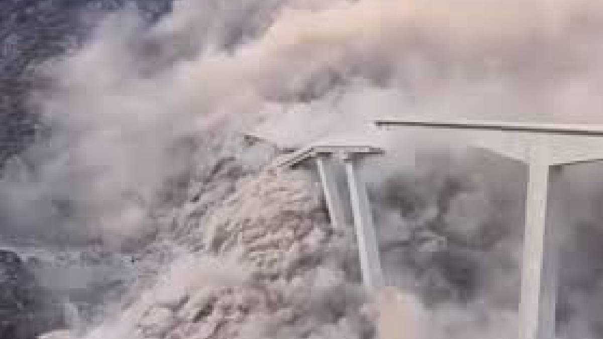 চিনে ভেঙে পড়ল সদ্য তৈরি হওয়া ব্রিজ